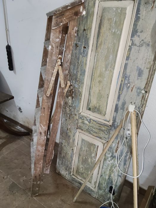 Escadote de Madeira Antigo e Robusto – Ideal para Obra ou Decoração
