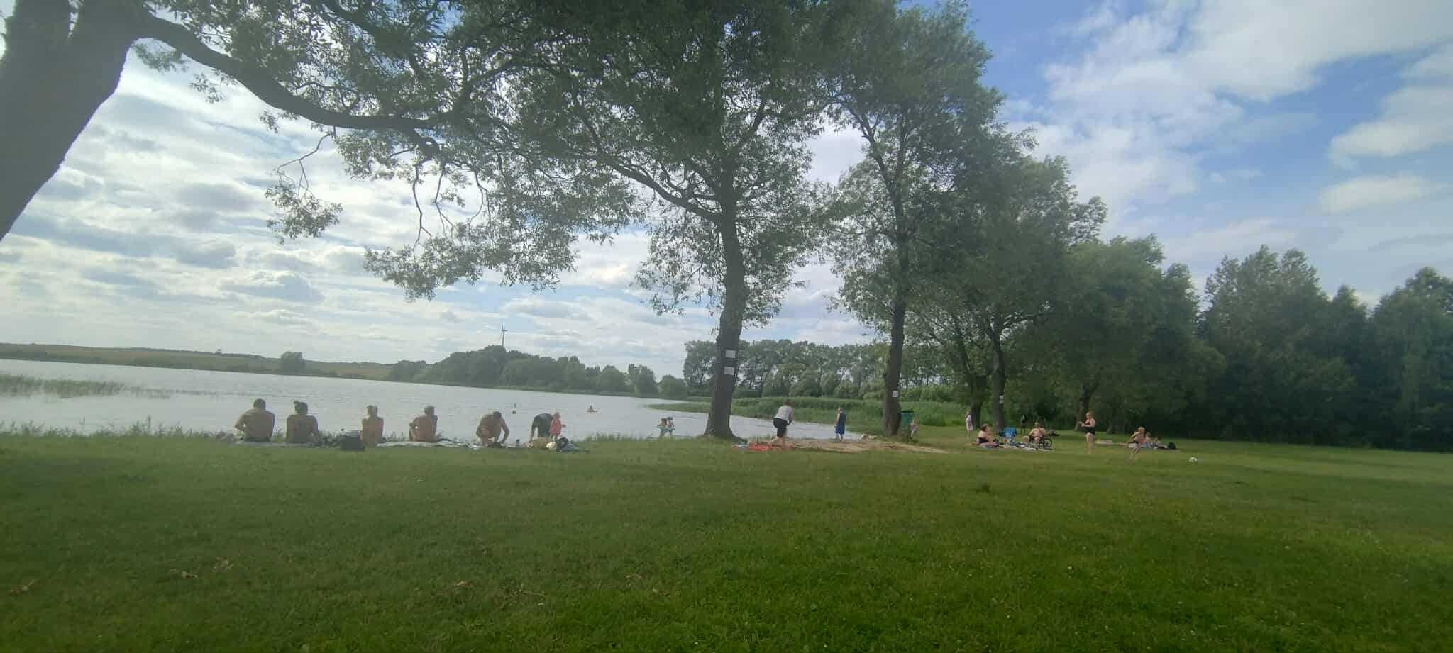 Wolne terminy wynajęcia domku 6-osobowego nad jeziorem od ręki