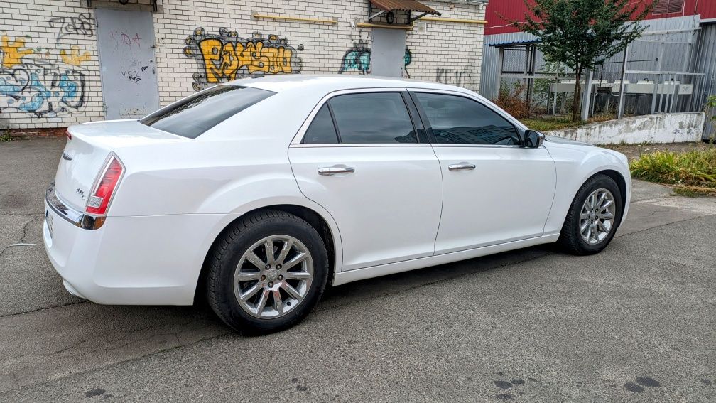 Продам Chrysler 300C 2013 года