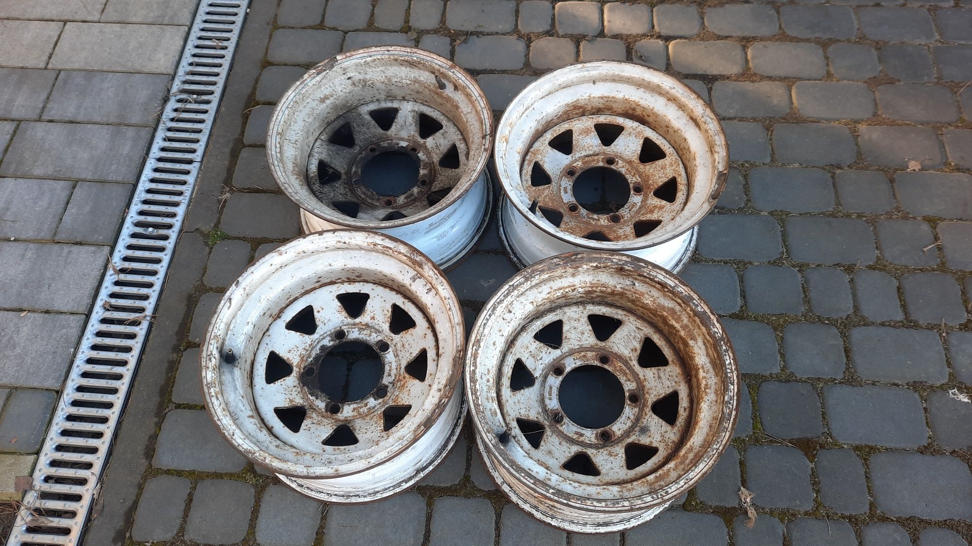 Uaz 469 B koło 15 opona z felga stan bardzo dobry okazja