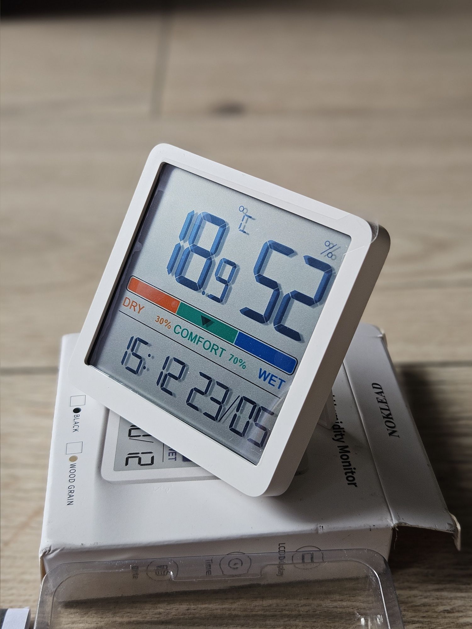 Termometr z wyświetlaczem oraz pomiarem wilgotności data i godziną.
