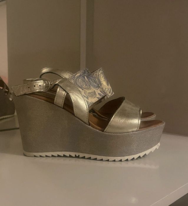 Sandálias Douradas Mulher