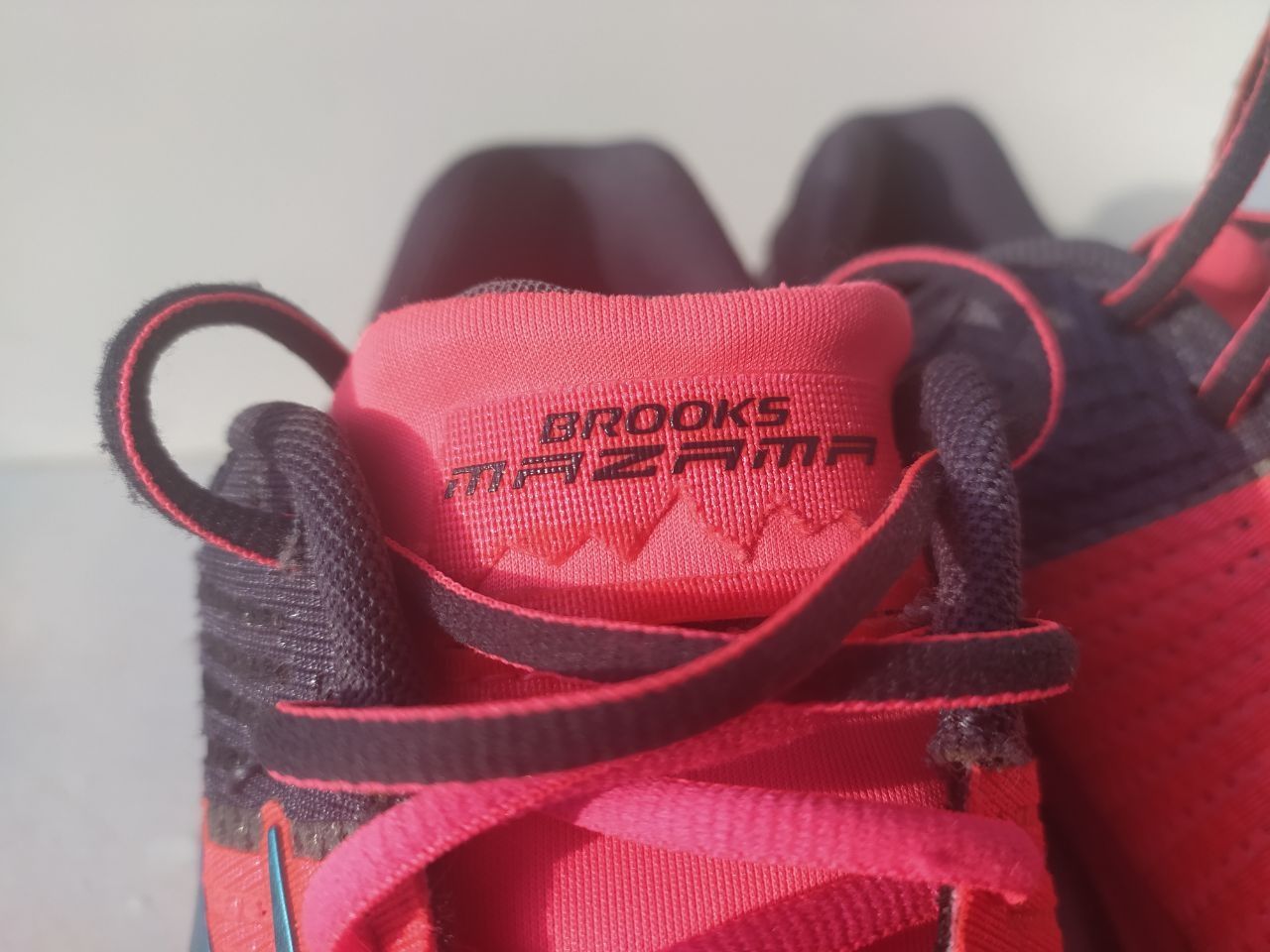 женские кроссовки brooks
