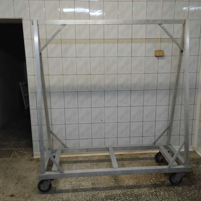 Wózek do wieszania półtusz.