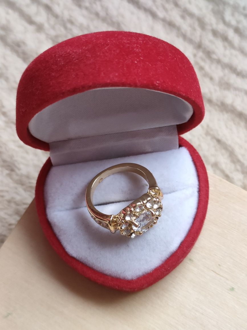 Śliczny pierścionek kwiatuszek pierścionek z cyrkoniami kolor złoty