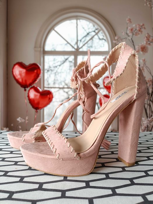 Sandały pudrowy róż na słupku Vices - 40