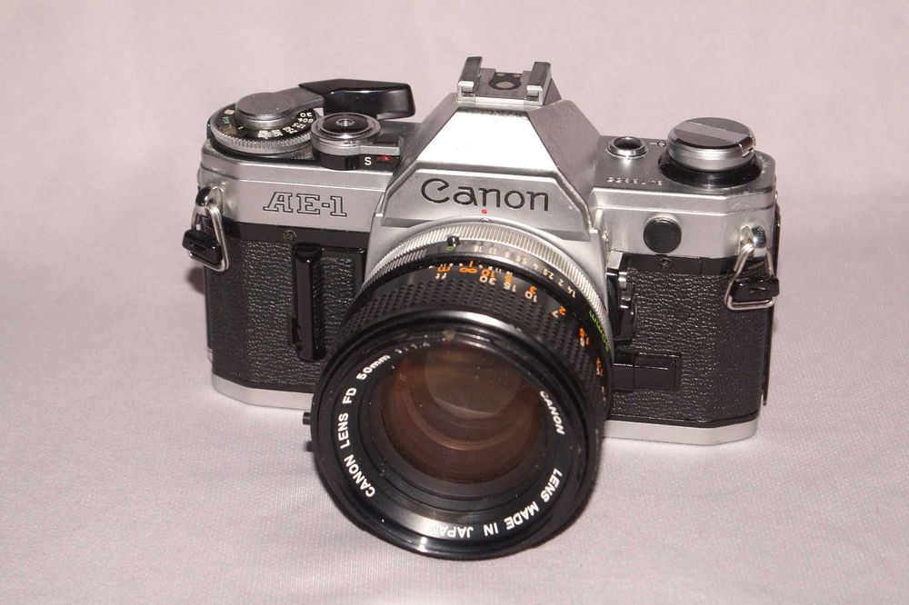 Canon AE-1 + FD 50mm f/1.4 або f/1.8