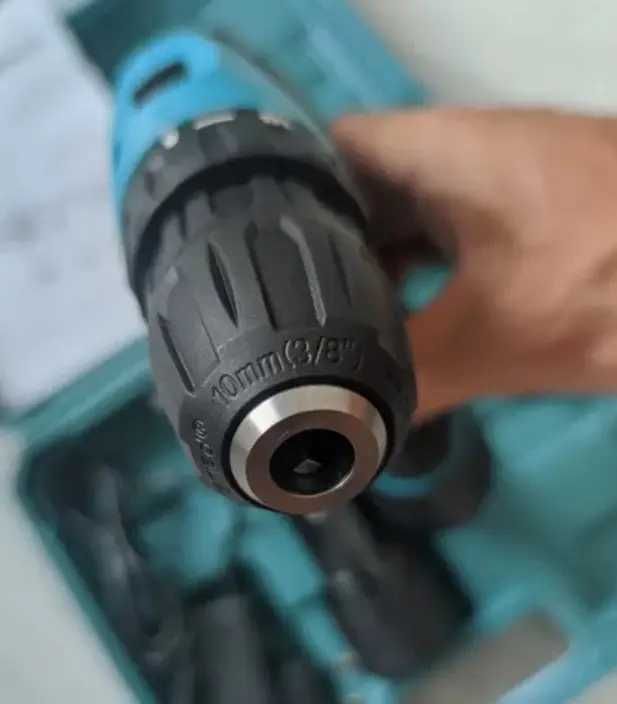 Профессиональный  шуруповерт  Makita с набором бит