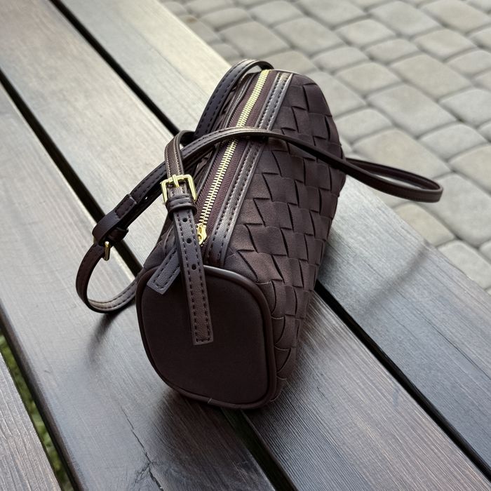 Жіноча сумка крос-боді з плетеної екозамші в шоколадному кольорі
