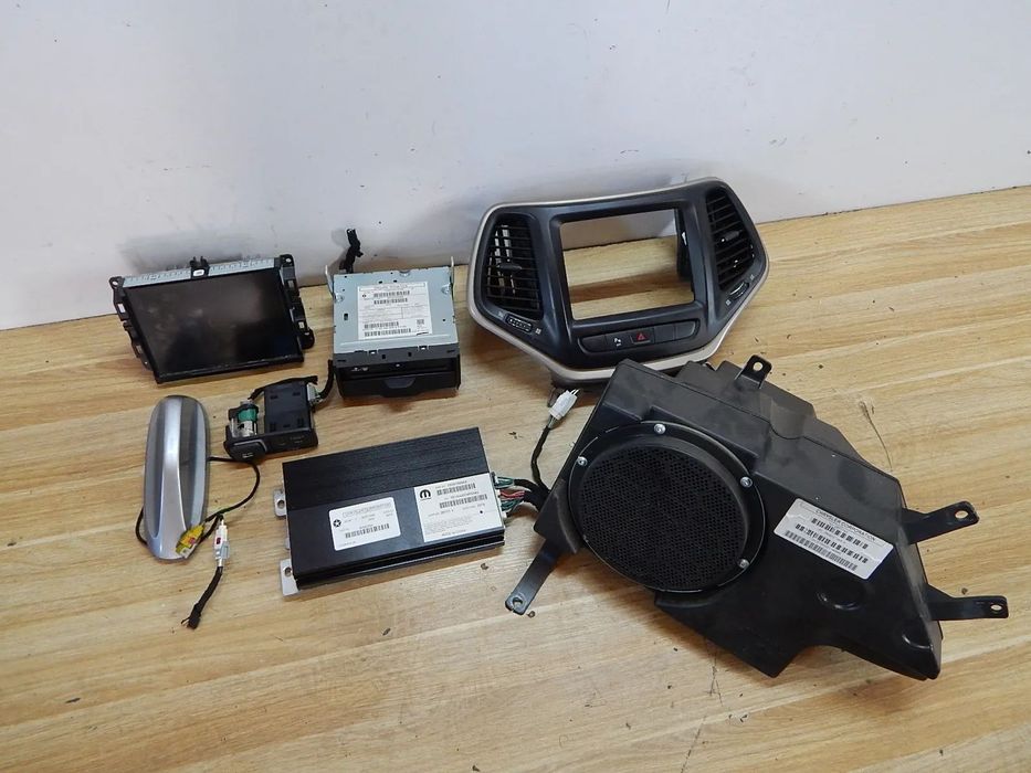 Ekran wyświetlacz głośnik wzmacniacz zmieniarka antena ramka panel Jeep Cherokee KL V 13-18 Łuków części