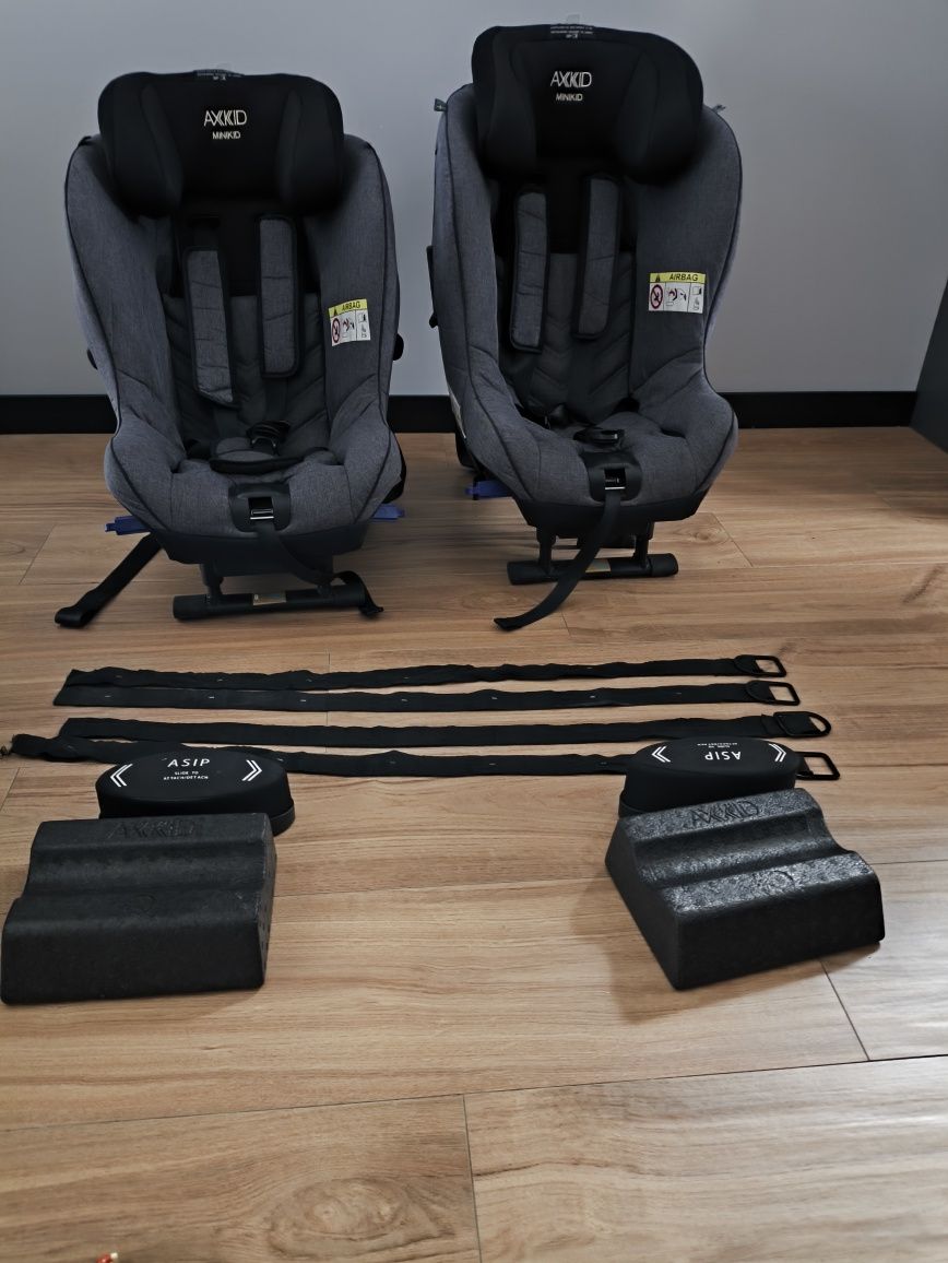 Sprzedam 2x foteliki Axkid Minikid 2 (0–25 kg) + podkładka poziomująca
