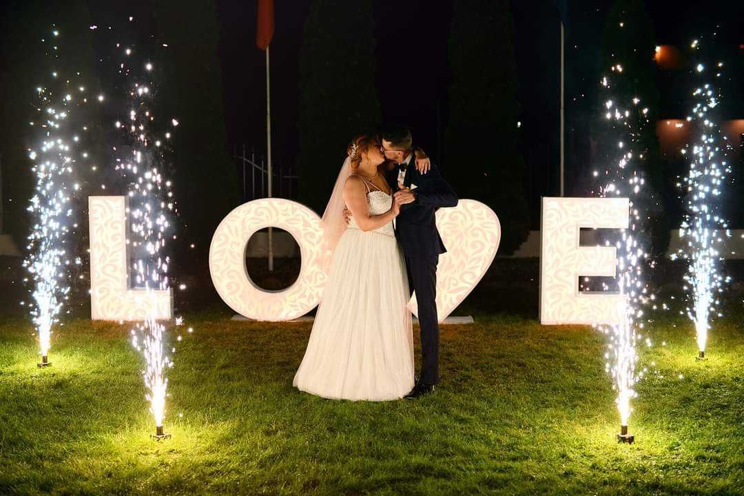 Napis LOVE, świecący napis, napisy weselne, atrakcje weselne