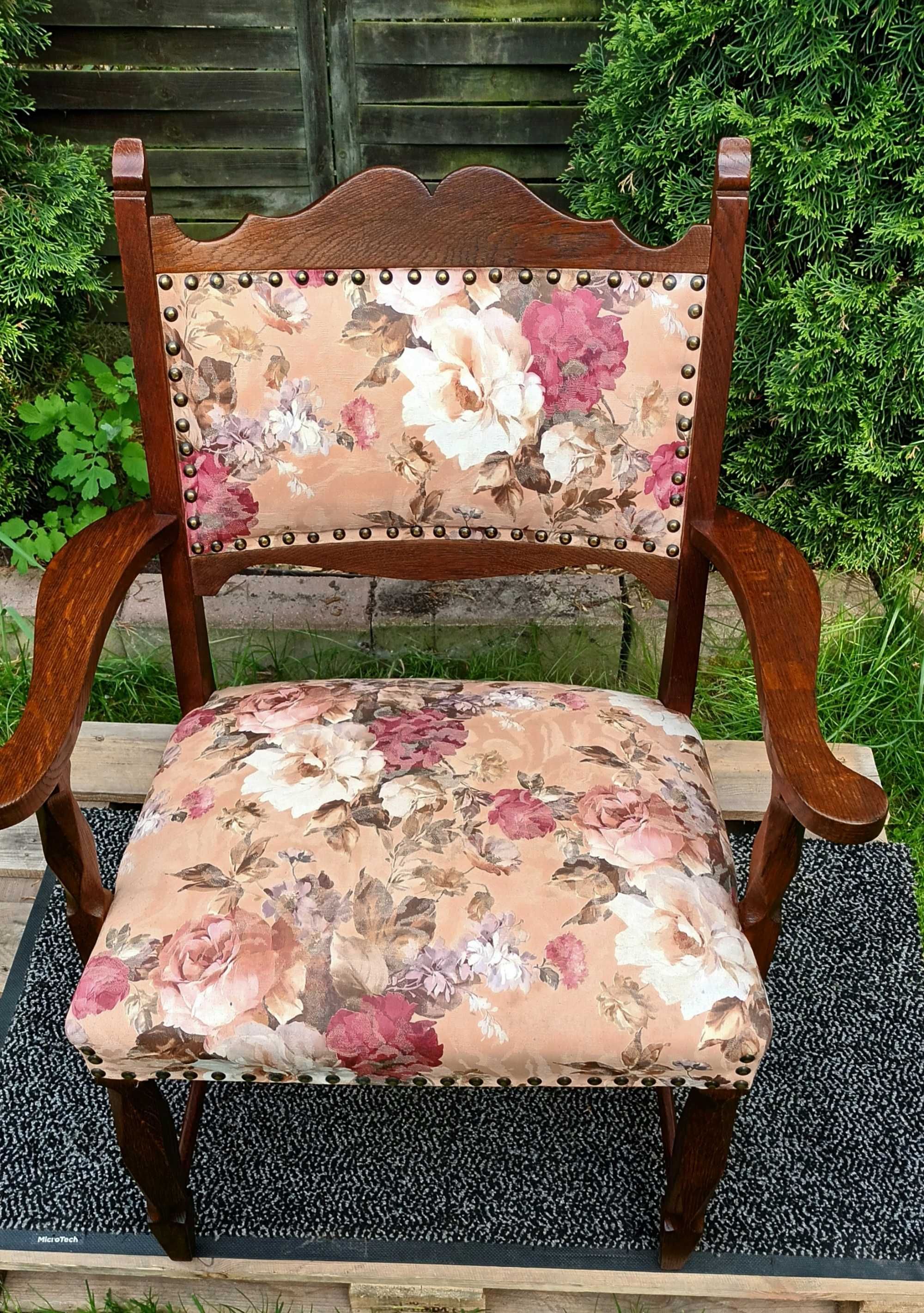 Dębowy fotel tapicerowany