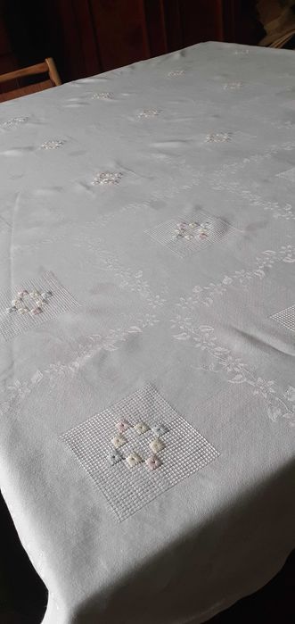 Obrus biały satynowy wzór oraz hafty