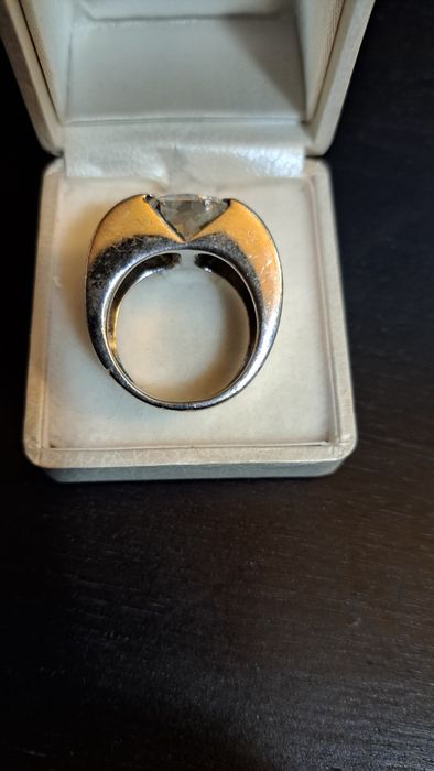 Anel vistoso em prata contrastada.