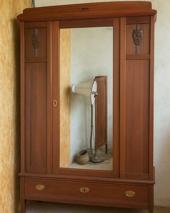 Armário Vintage em Madeira Maciça com Espelho – Excelente Estado