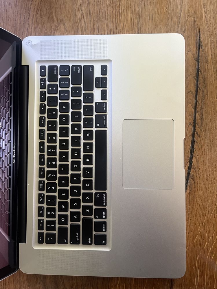 Macbook pro 15 cal 2011