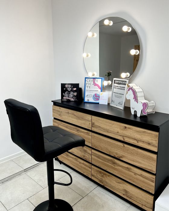 Оренда робочих місць стіл для бровиста чи візажиста та кушетка