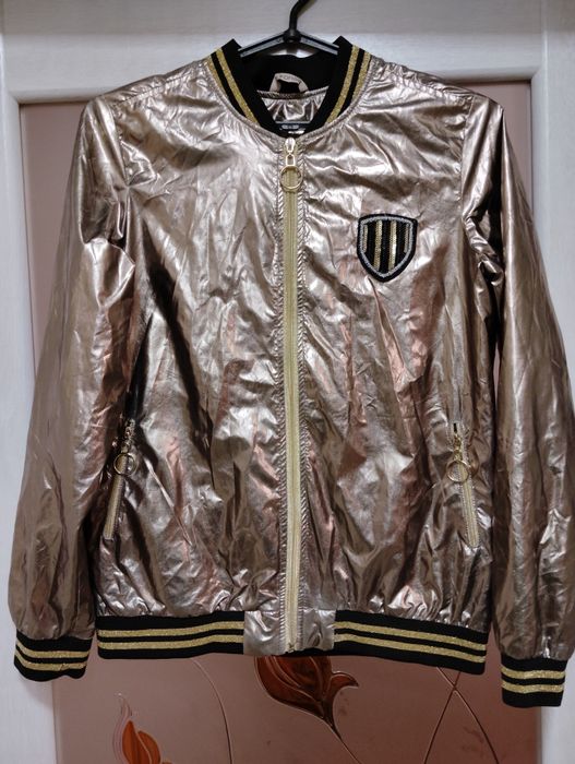 Класний бомбер для дівчинки