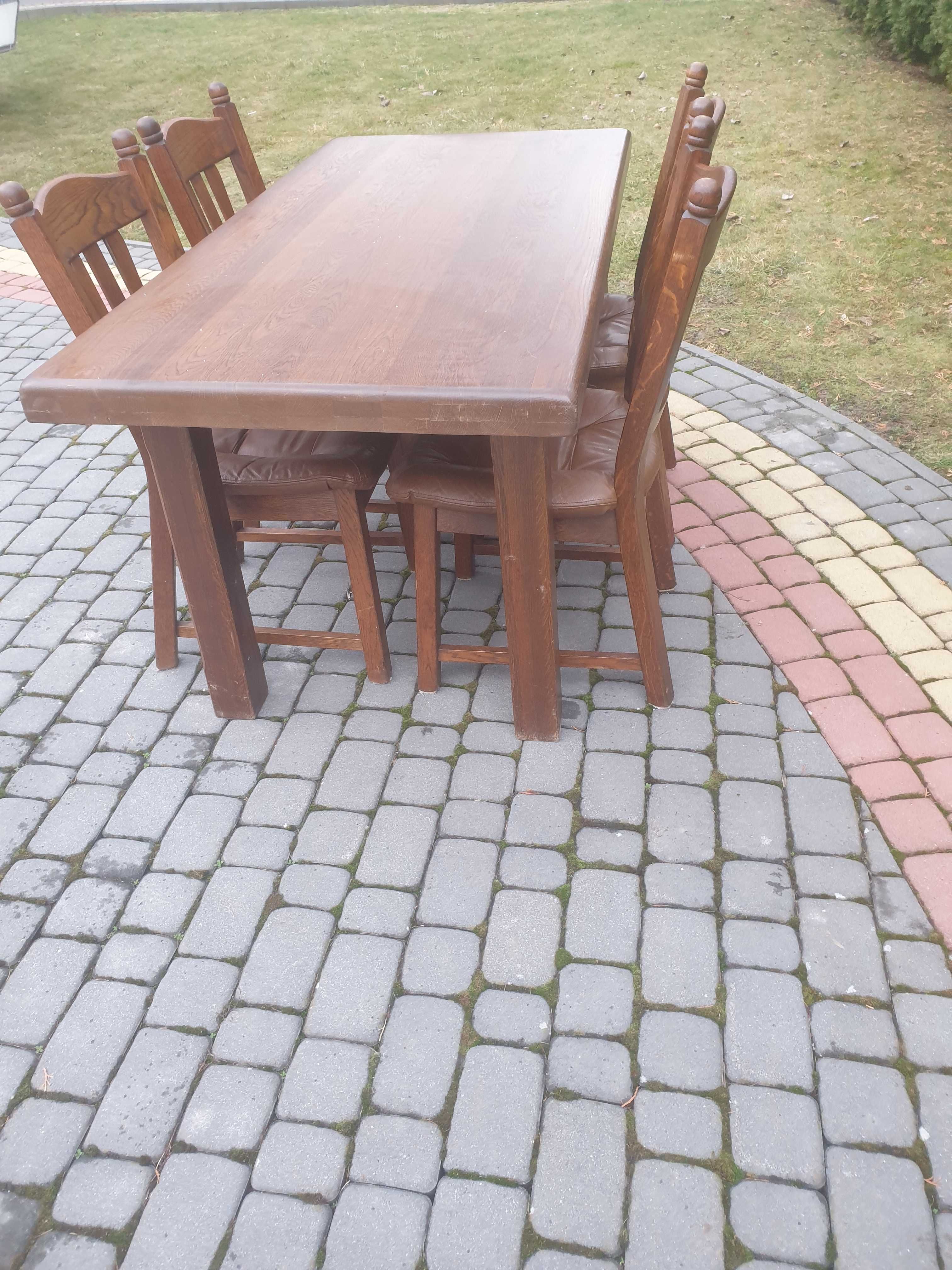 Dębowy stół z krzesłami do jadalni
