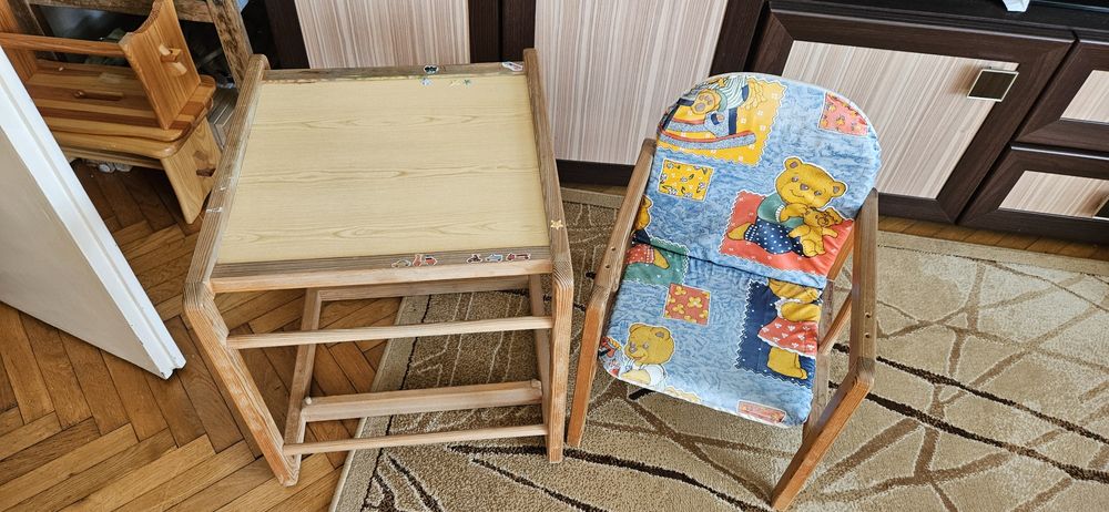 Drewniane krzesełko ze stolikkem