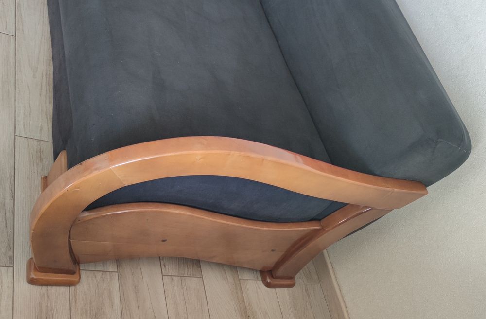 Диван кровать с деревянными подлокотниками