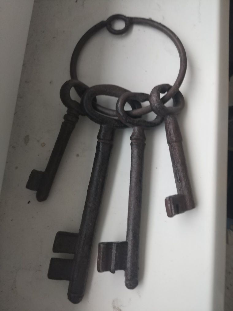 Ключи старинные от тюремных дверей бывшей тюрьмы в Узбекистане