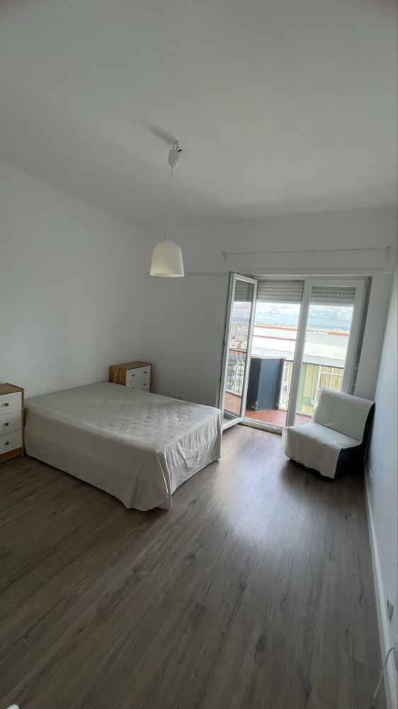 ARRENDO QUARTO DE SOLTEIRO C/ VARANDA