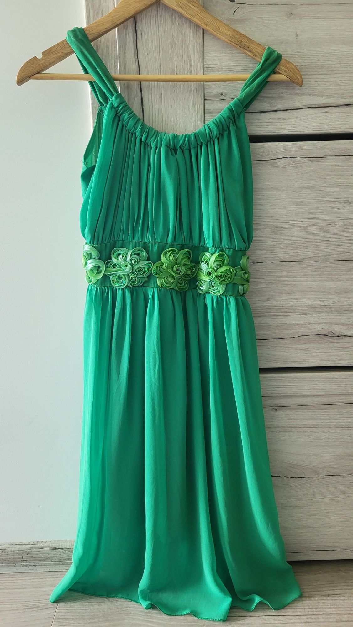 Zwiewna szyfonowa sukienka soczysta zieleń