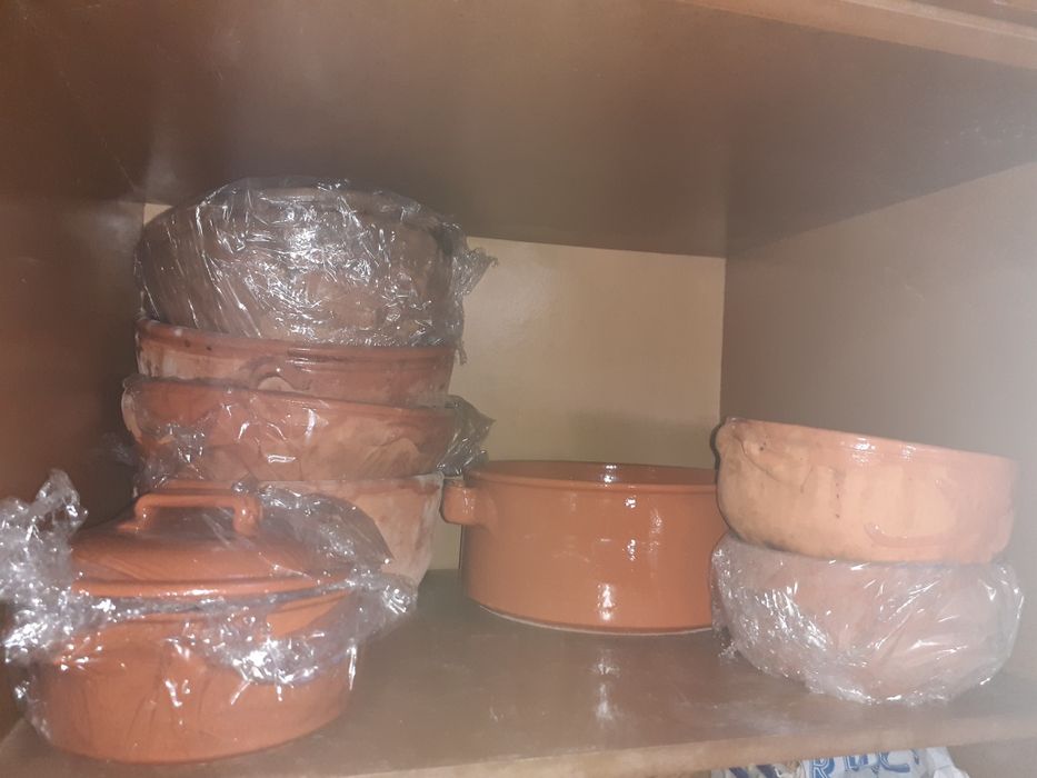 Taças e tachos de barro vidrado