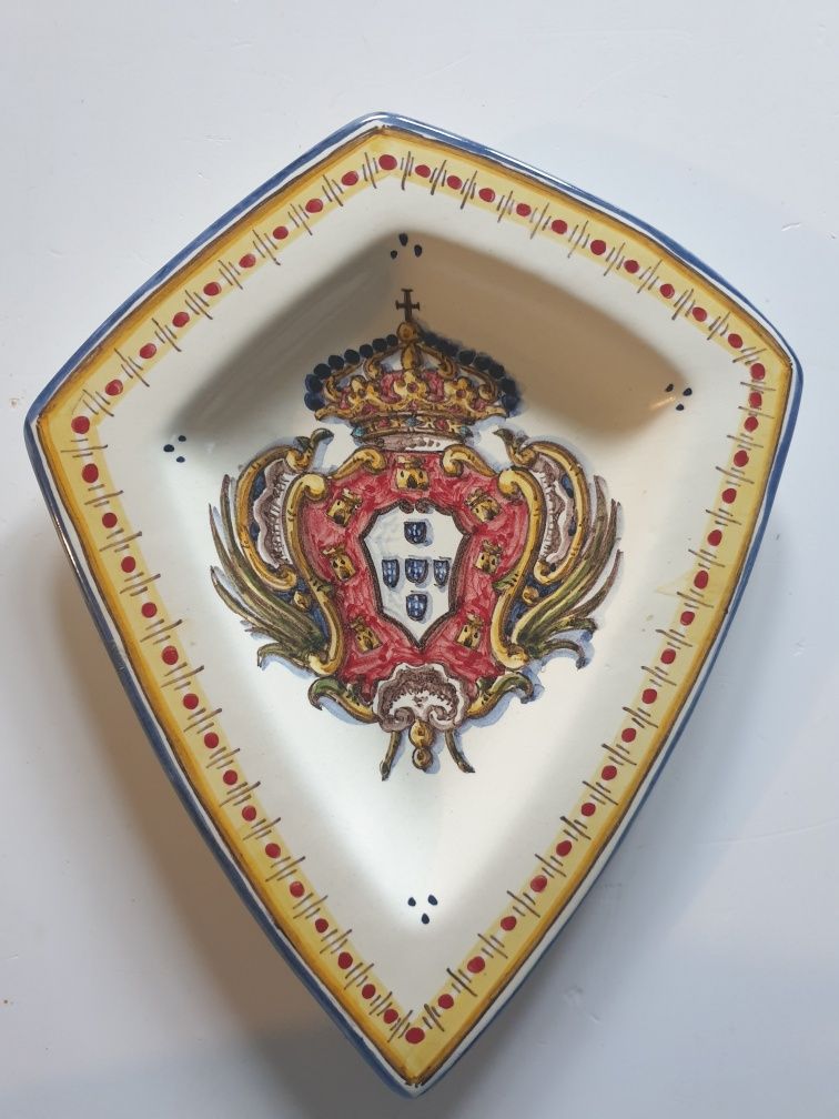 Covilhete brasonado em faiança portuguesa assinada