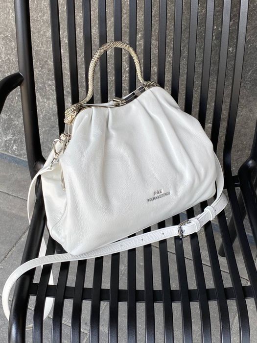 Сумочка з натуральної шаіри з ефектною ручкою