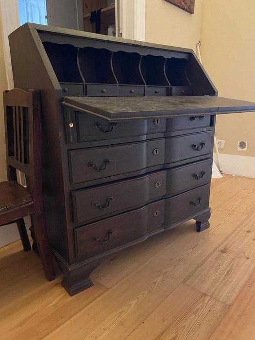 Escrivaninha vintage com múltiplas gavetas e compartimentos