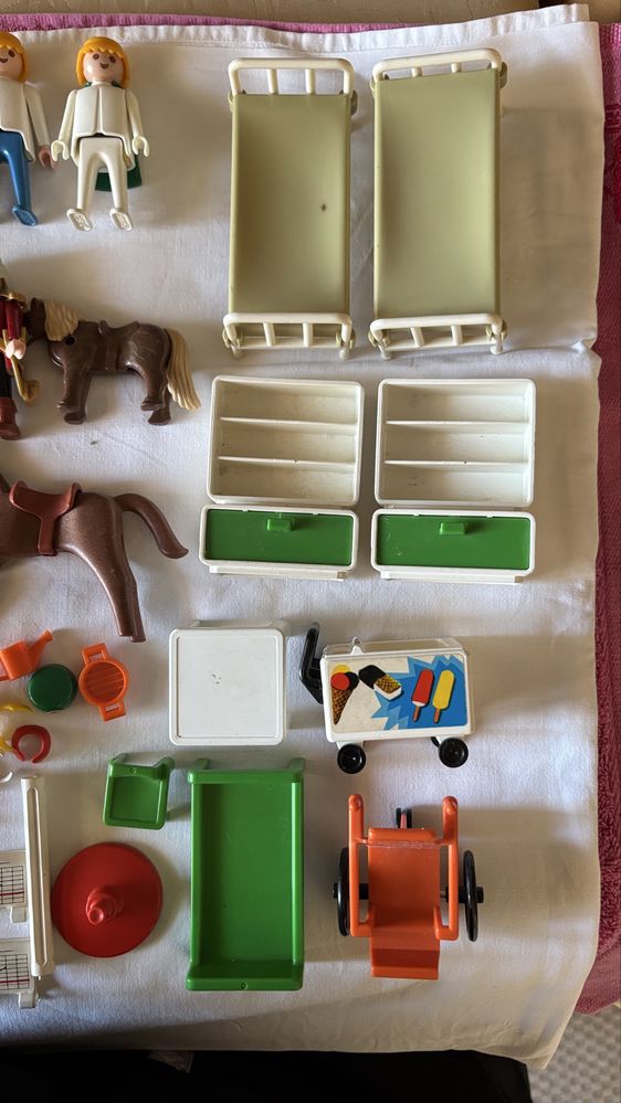 Lote de peças e antigas figuras da Playmobil