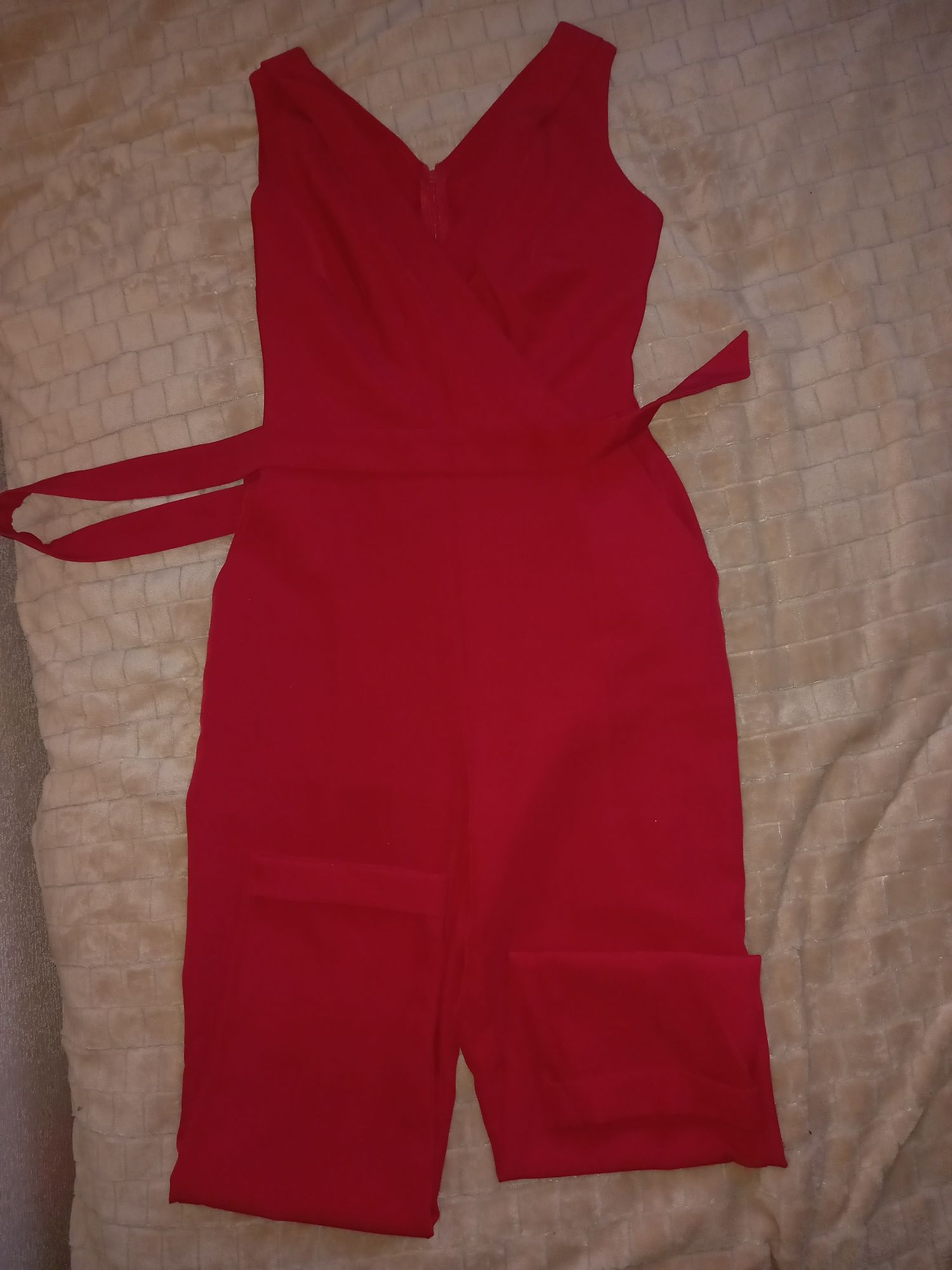 Жіночий костюм, червоного кольору