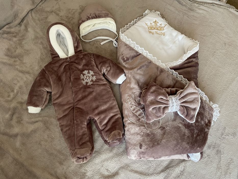 Гарний набір на виписку з пологового будинку