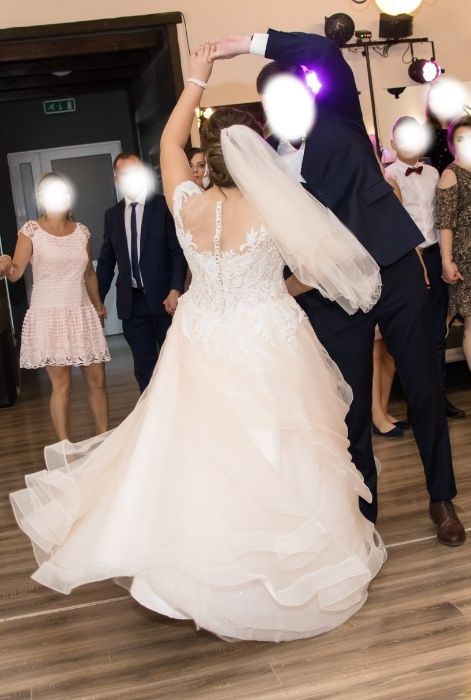 suknia ślubna rozmiar 42/44 z falbanami