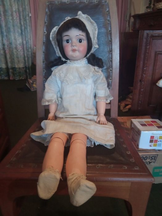 Boneca antiga em bom estado