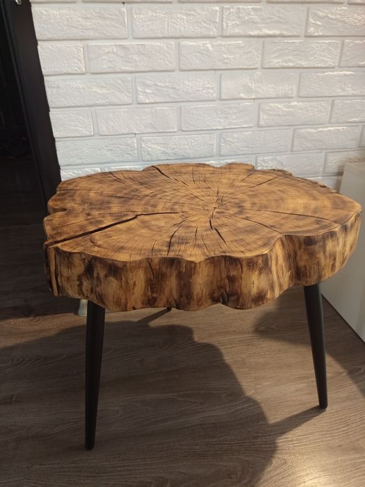 Stolik z plastra drewna. Wiąz opalany .62x55cm.