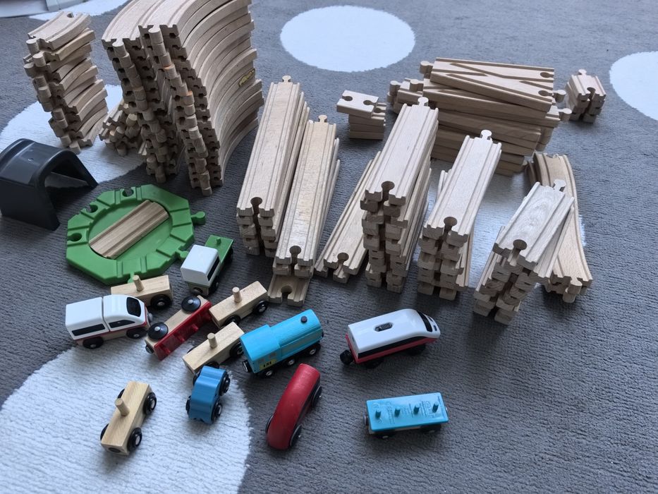 Tory drewniane wraz z akcesoriami.