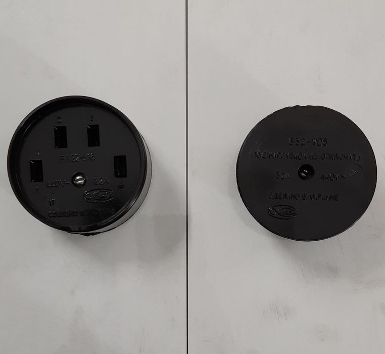 Розетка с вилкой.