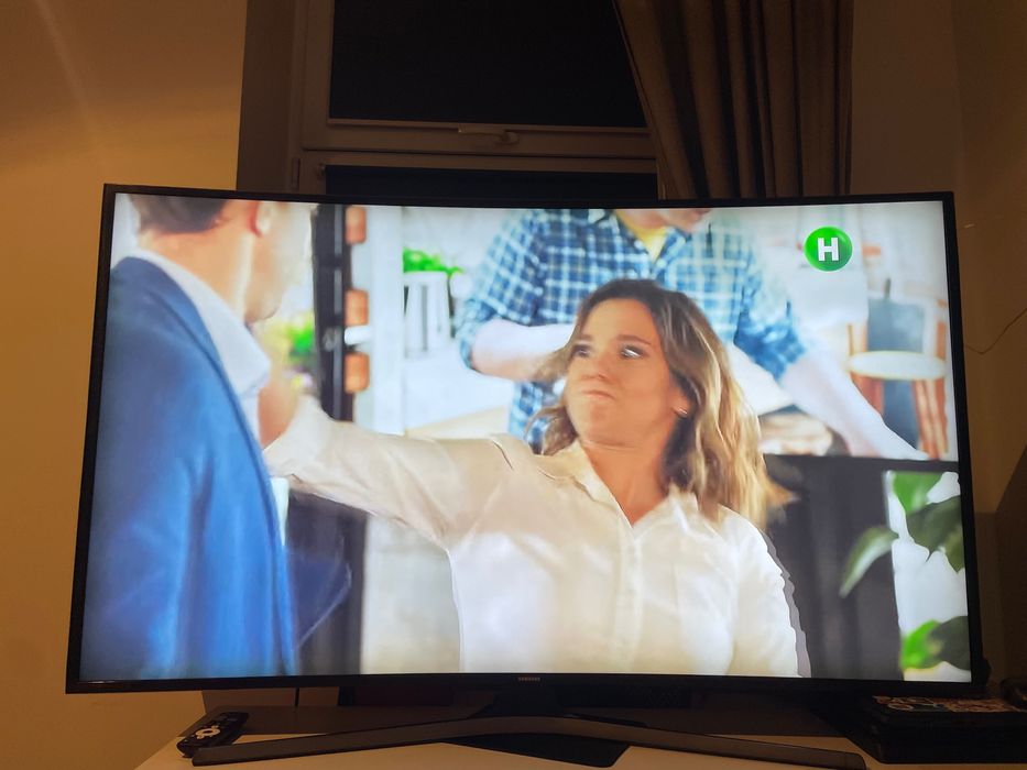 SAMSUNG Smart TV model UE55JU6740S