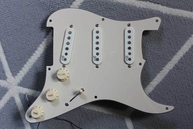 Kompletny pickguard Fender Strat Fuzzy Duck Silver 50,Hand Made in UK.