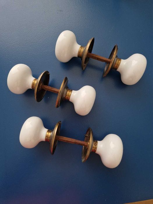 3 Pares de maçanetas antigas em porcelana branca