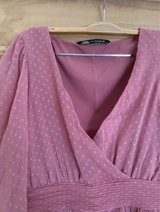 Vestido folhos Plumeti da Zara