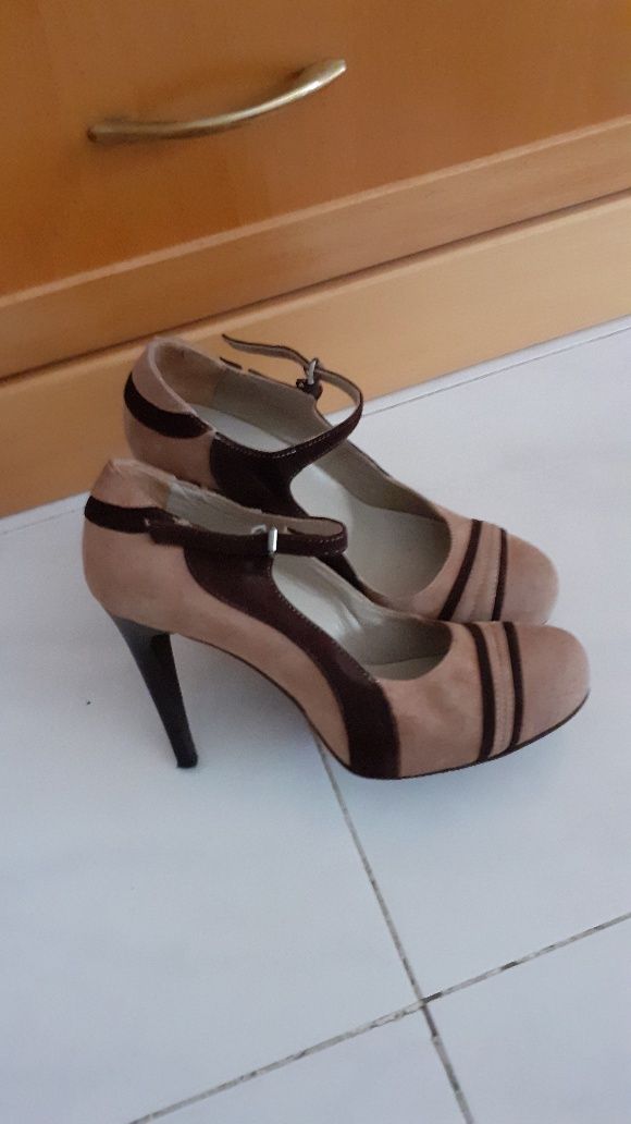 Sapatos bejes e castanho de Camurça ( Marca Bata )