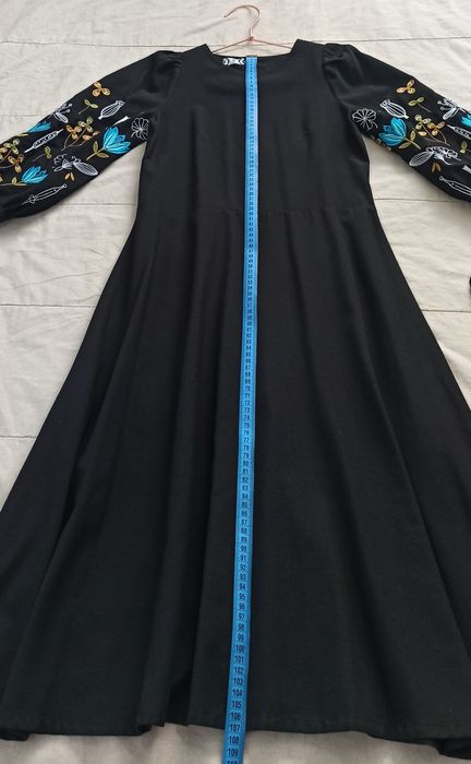 Чорна сукня з вишивкою на рукавах українського бренду Птаха 1613