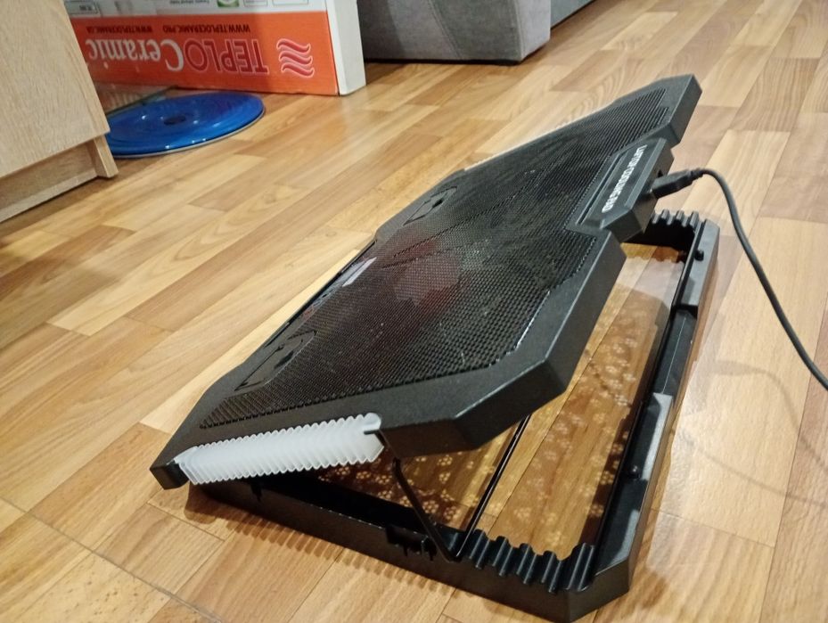 Підставка під ноутбук з вентиляторами