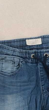 Spodnie jeansowe joggery Reserved W30 ze sciagaczami na gumce