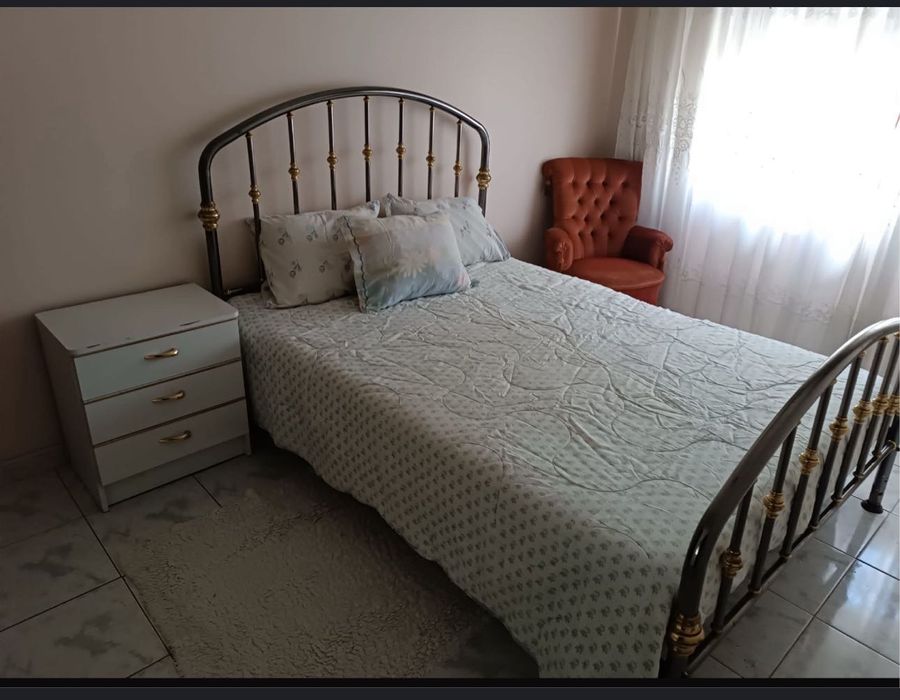 Arrenda-se Quarto 5 minutos da estação de Forros de Amora